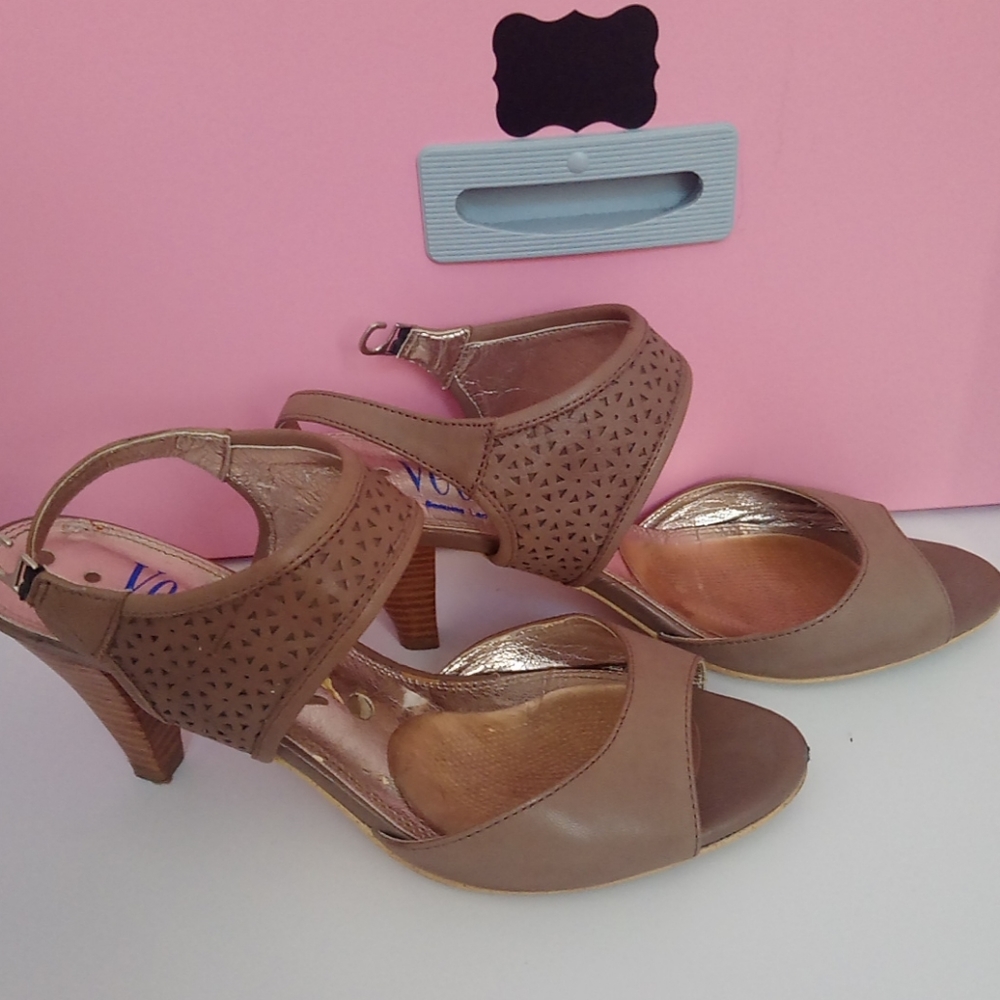 Veeko Nude Leather Sandals